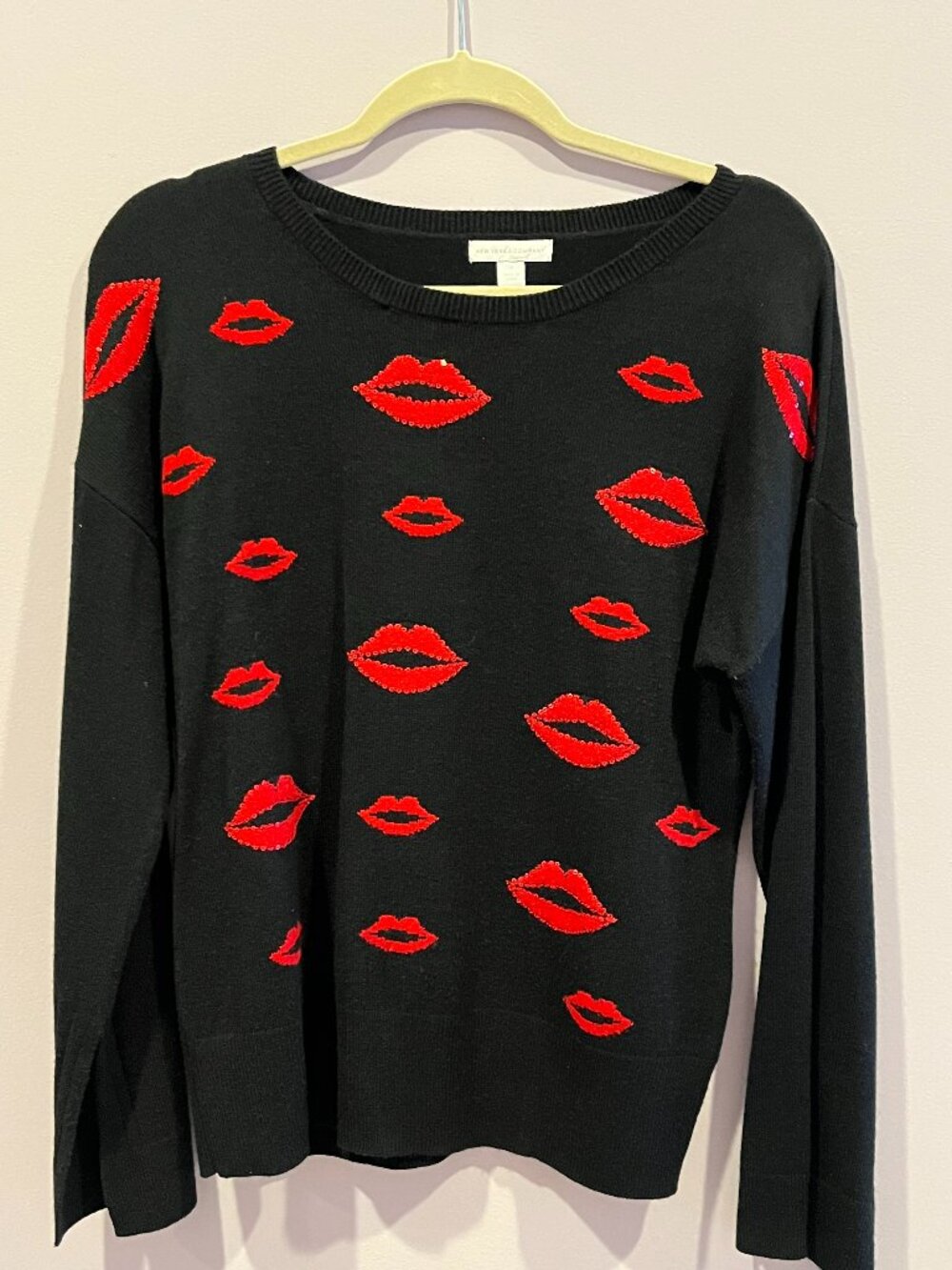 EUC New York & Company Black Red Sequin Lip Knit Sweater Crewneck Size M